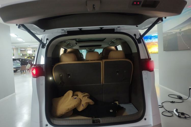 Used Denza D9 2022 DM-i 970 Four-Wheel Drive Flagship Model Trunk