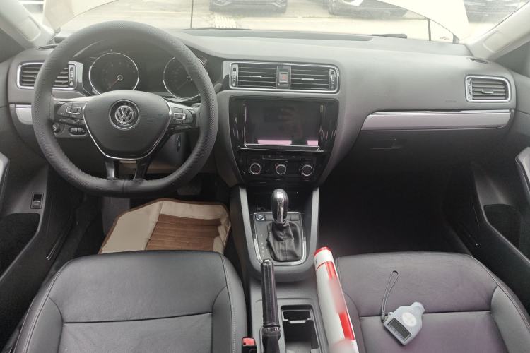 Used Volkswagen Sagitar 2017 1.6L Automatic Comfort Model Center Console