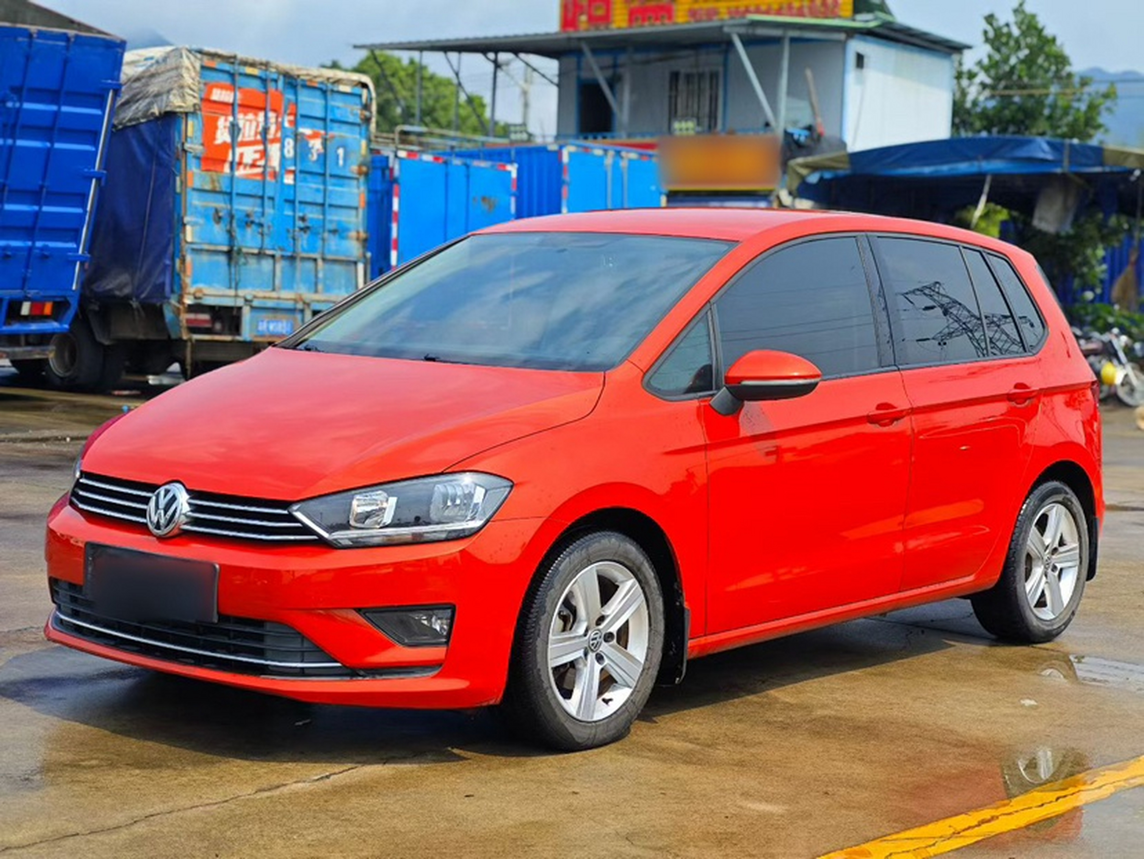 تحت مقدمة السيارة