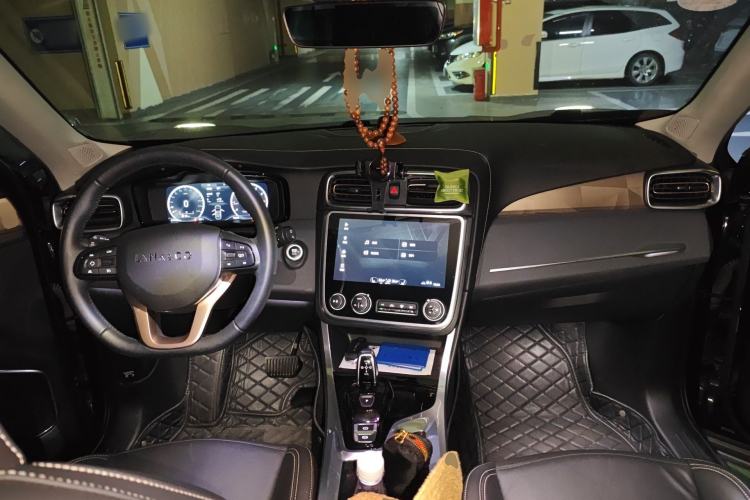 Used Lynk & Co 01 2017 2.0T Two-Wheel-Drive Version Center Console