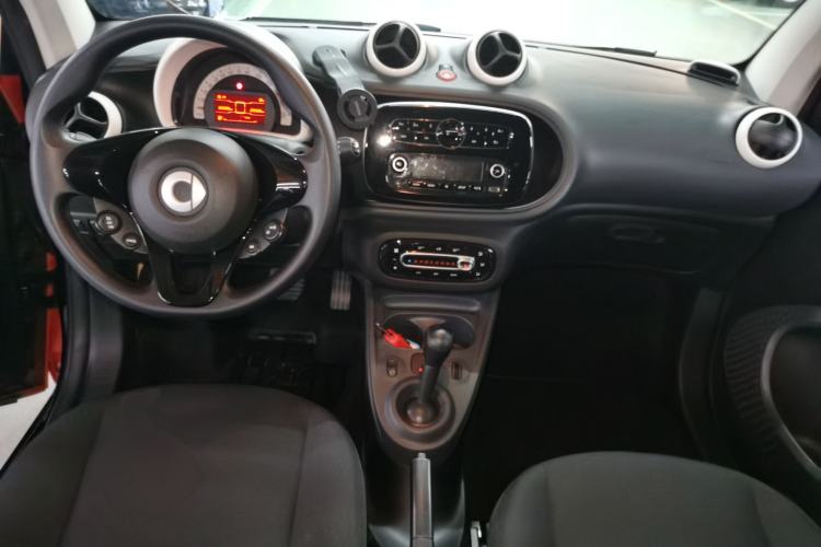 Used smart fortwo 2015 1.0L 52 kW hardtop Dynamic version