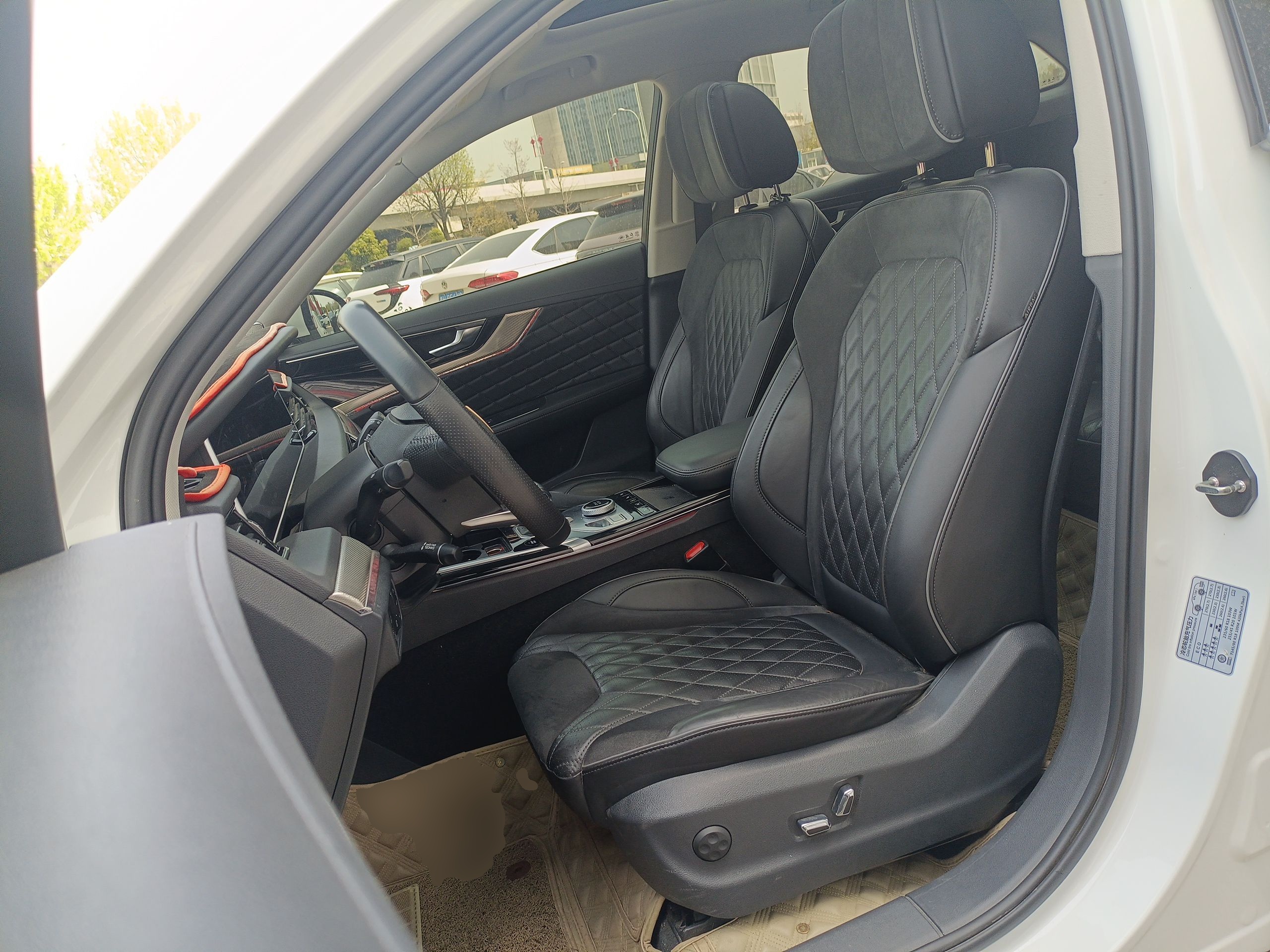 المقاعد الأمامية داخل السيارة