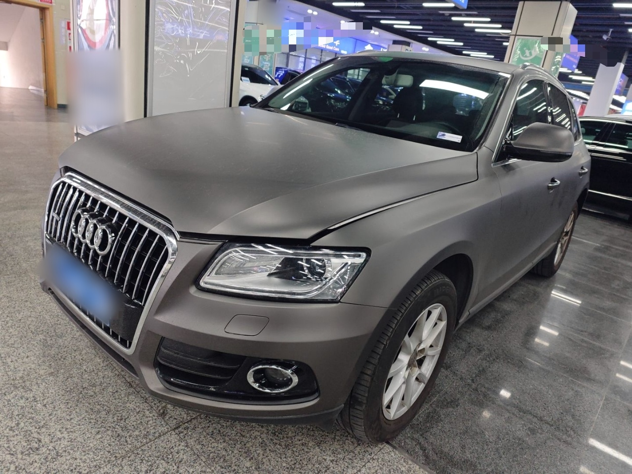 تحت مقدمة السيارة