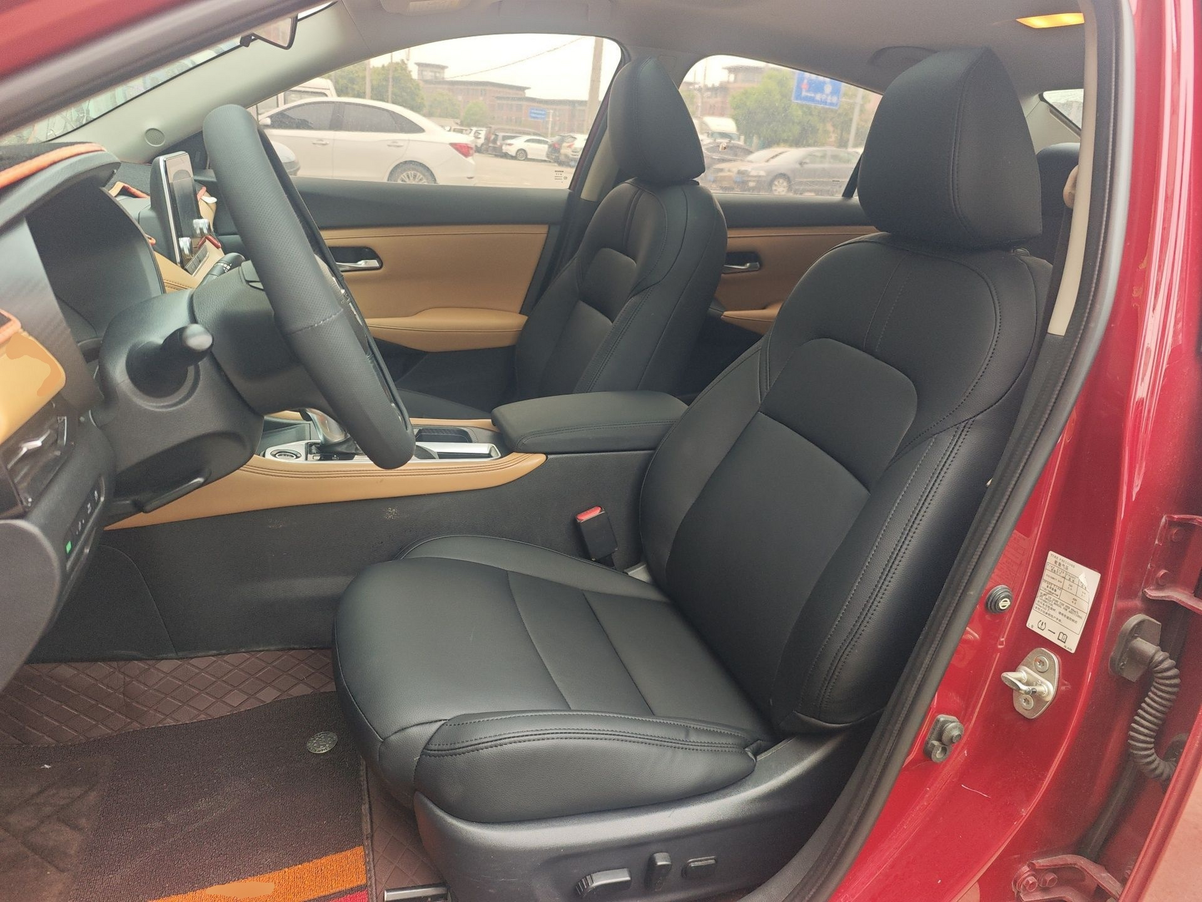 المقاعد الأمامية داخل السيارة