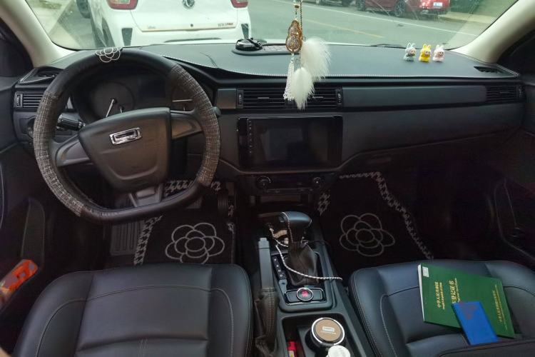 Used Qoros 3 2018 Sedan 1.6L Automatic Leading Model Center Console