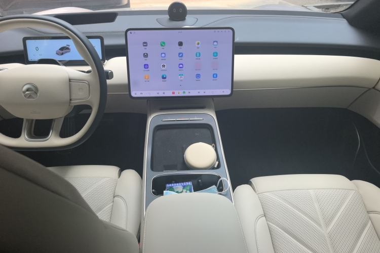 Used Nio ET5 2025 75 kWh Center Console