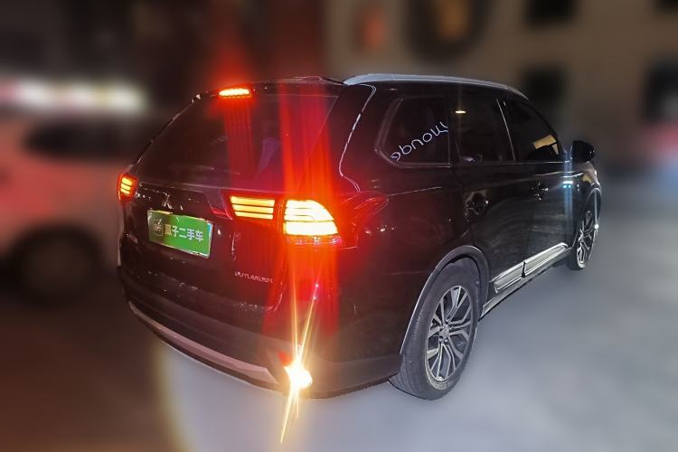 Used Mitsubishi Outlander 2017 2.0L Two-Wheel Drive Glory Edition 5 Seats Rear Right 45 Deg