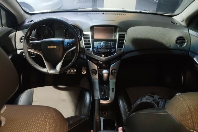 Used Chevrolet Cruze 2013 Hatchback 1.6T Automatic Flagship Model Center Console