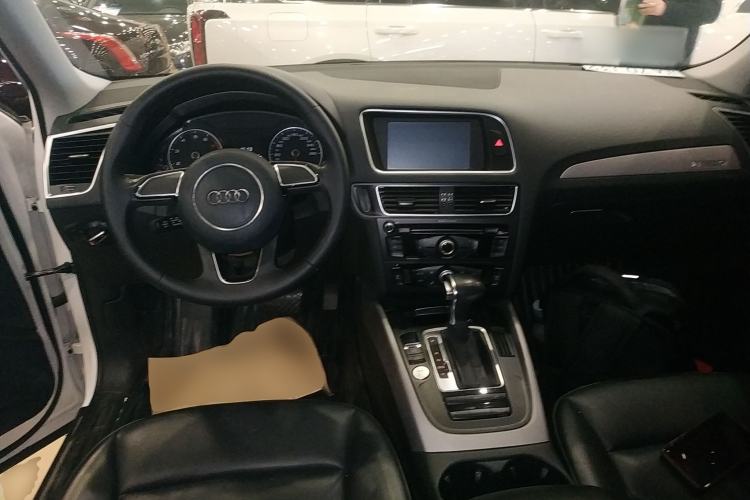 Used Audi Q5 2017 40 TFSI Ambition Edition Center Console