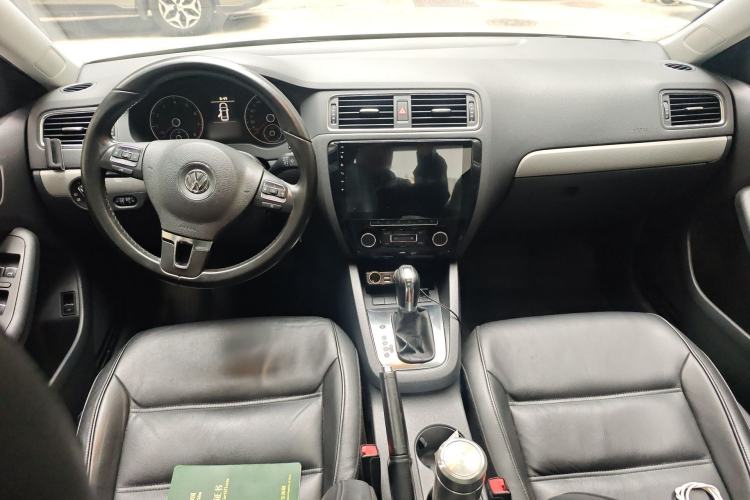 Used Volkswagen Sagitar 2012 1.4TSI Automatic Luxury Edition Center Console