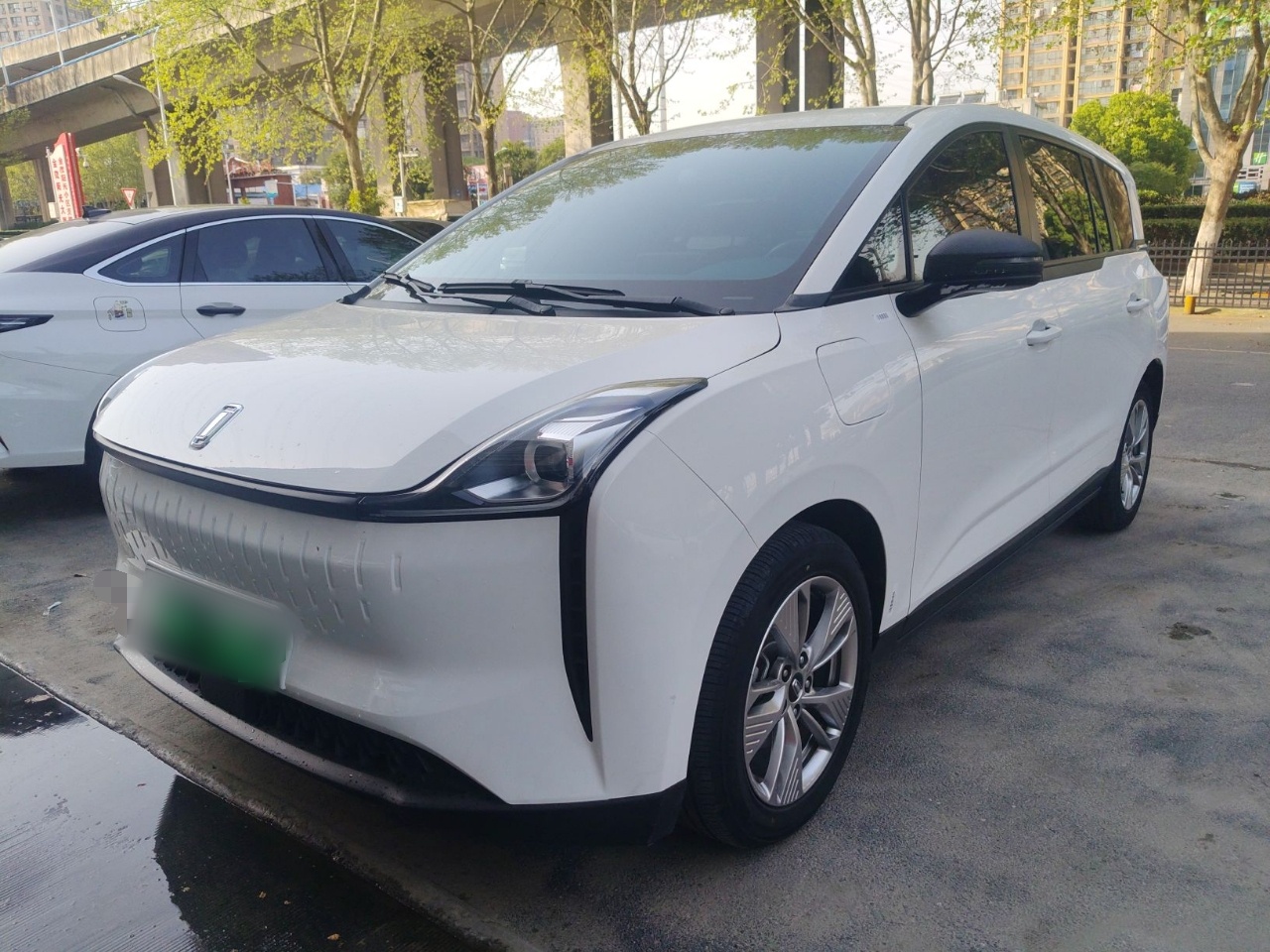 Под передней частью автомобиля