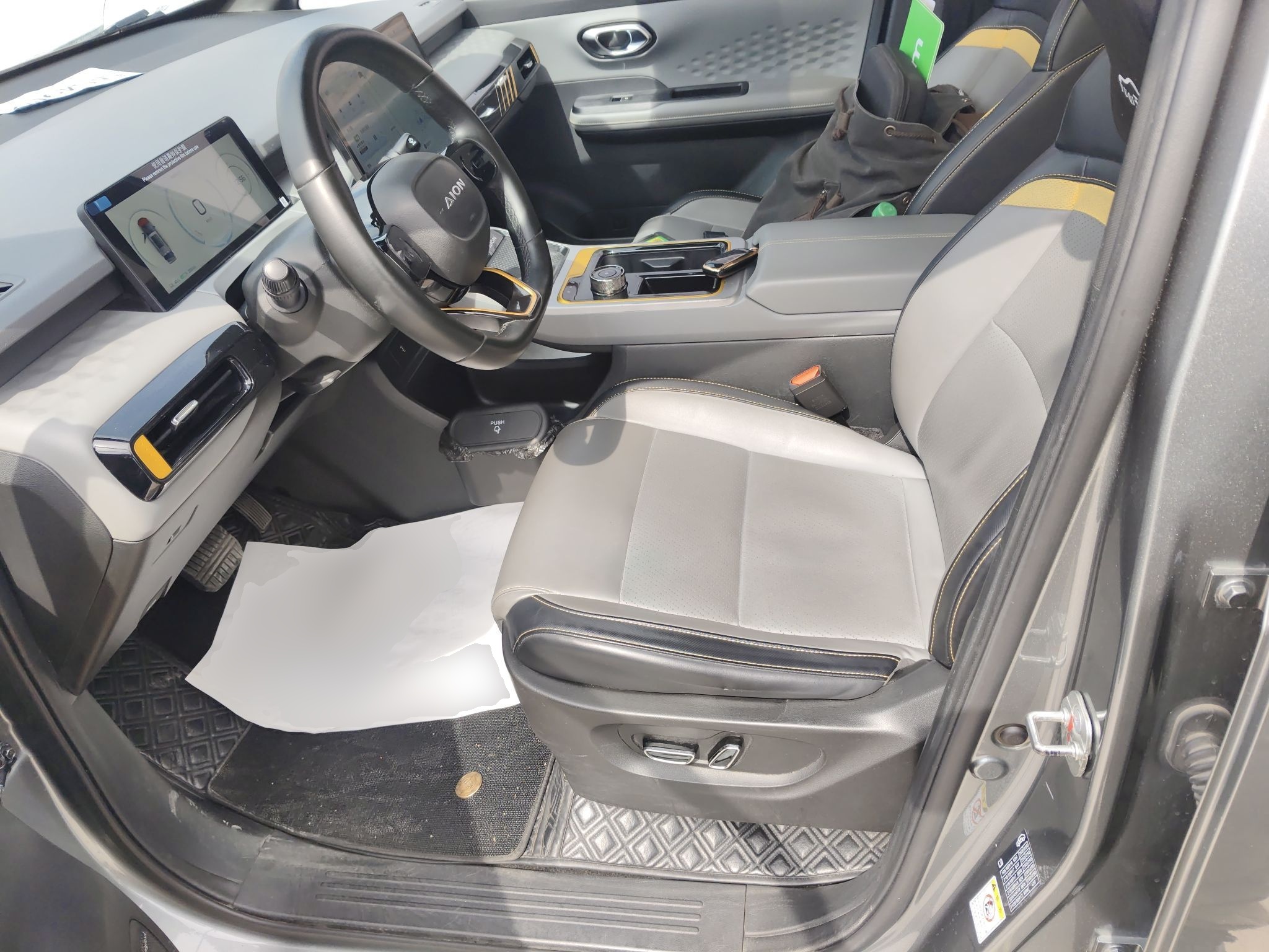 المقاعد الأمامية داخل السيارة