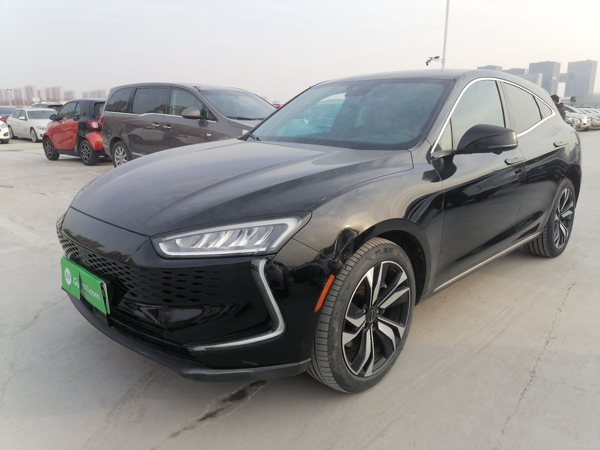 تحت مقدمة السيارة