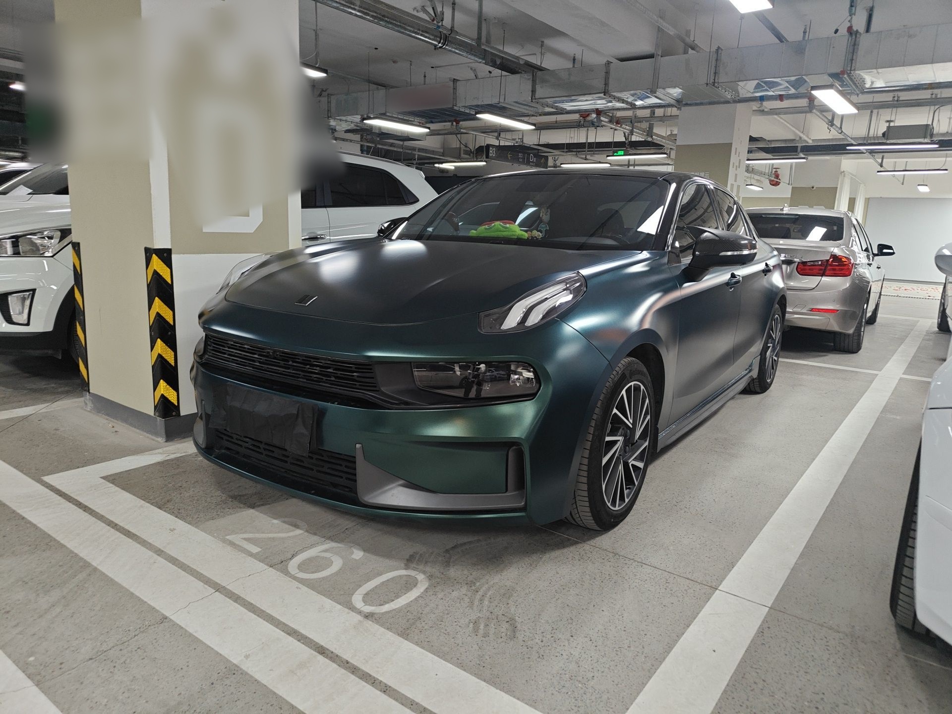 Под передней частью автомобиля