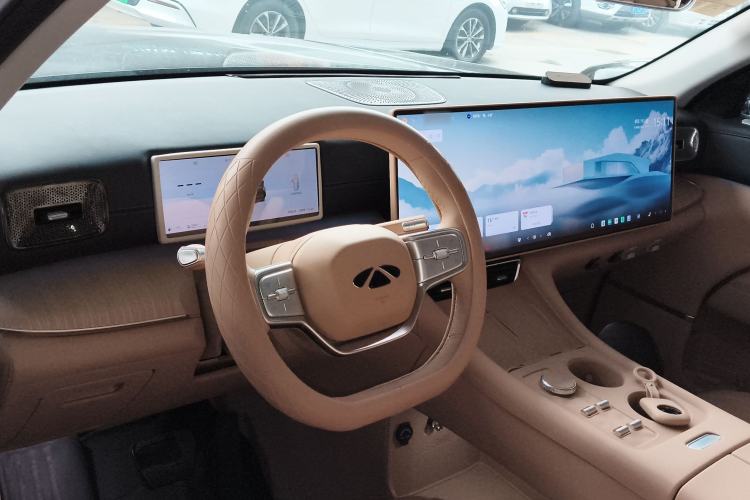 Used Chery Fengyun T11 2026 Model 220 Rear-Drive Boya Giant-Screen Luxury Edition Center Console