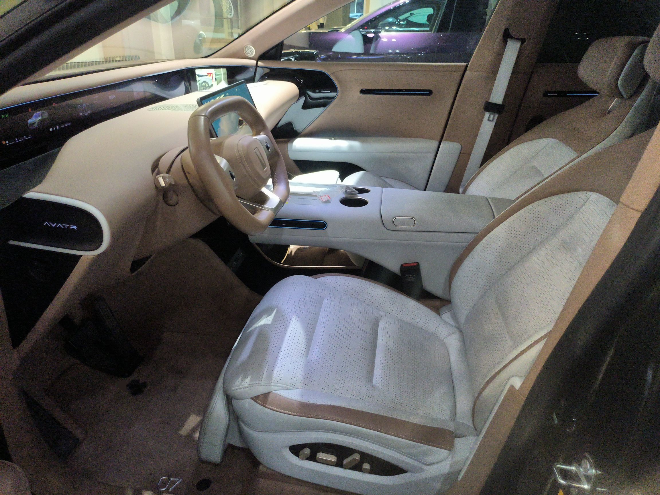 المقاعد الأمامية داخل السيارة