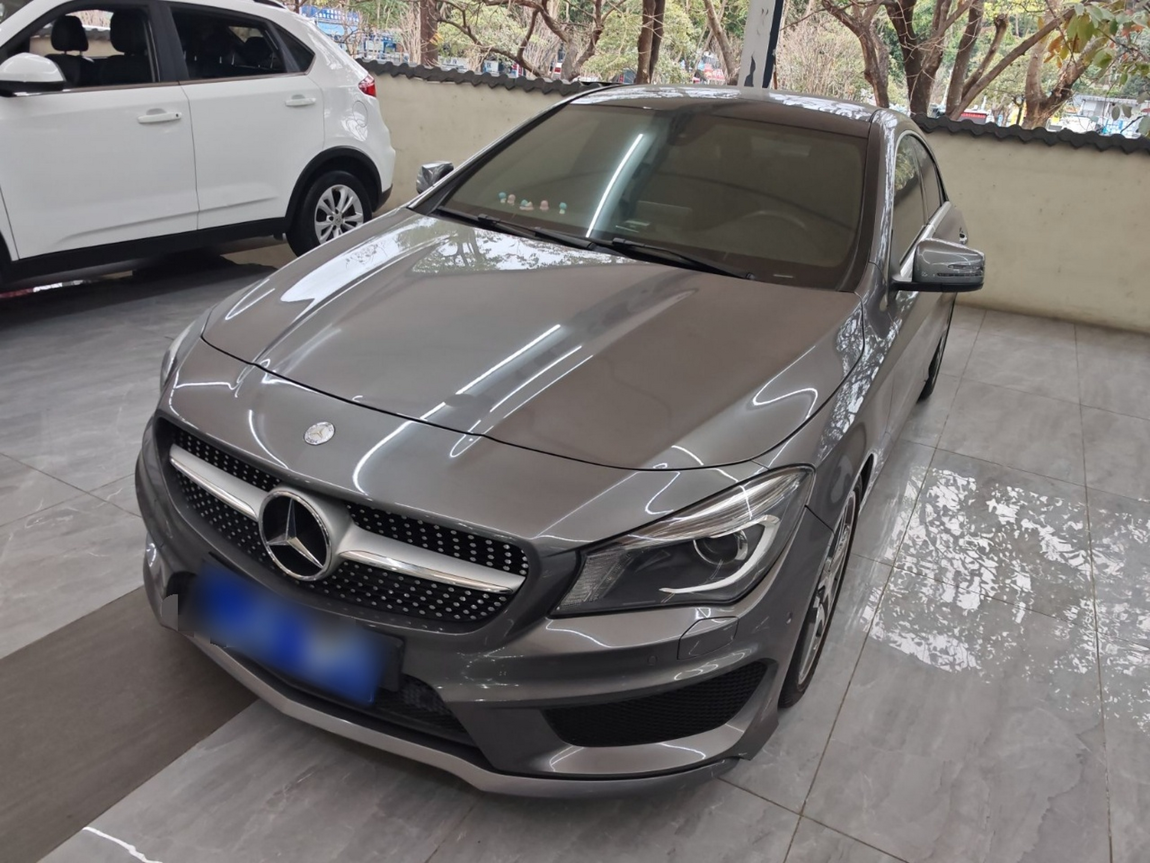 Под передней частью автомобиля