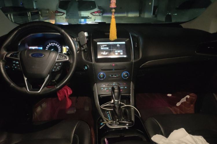 Used Ford Edge 2015 2.0T GTDi 4x4 High-Grade Model Center Console