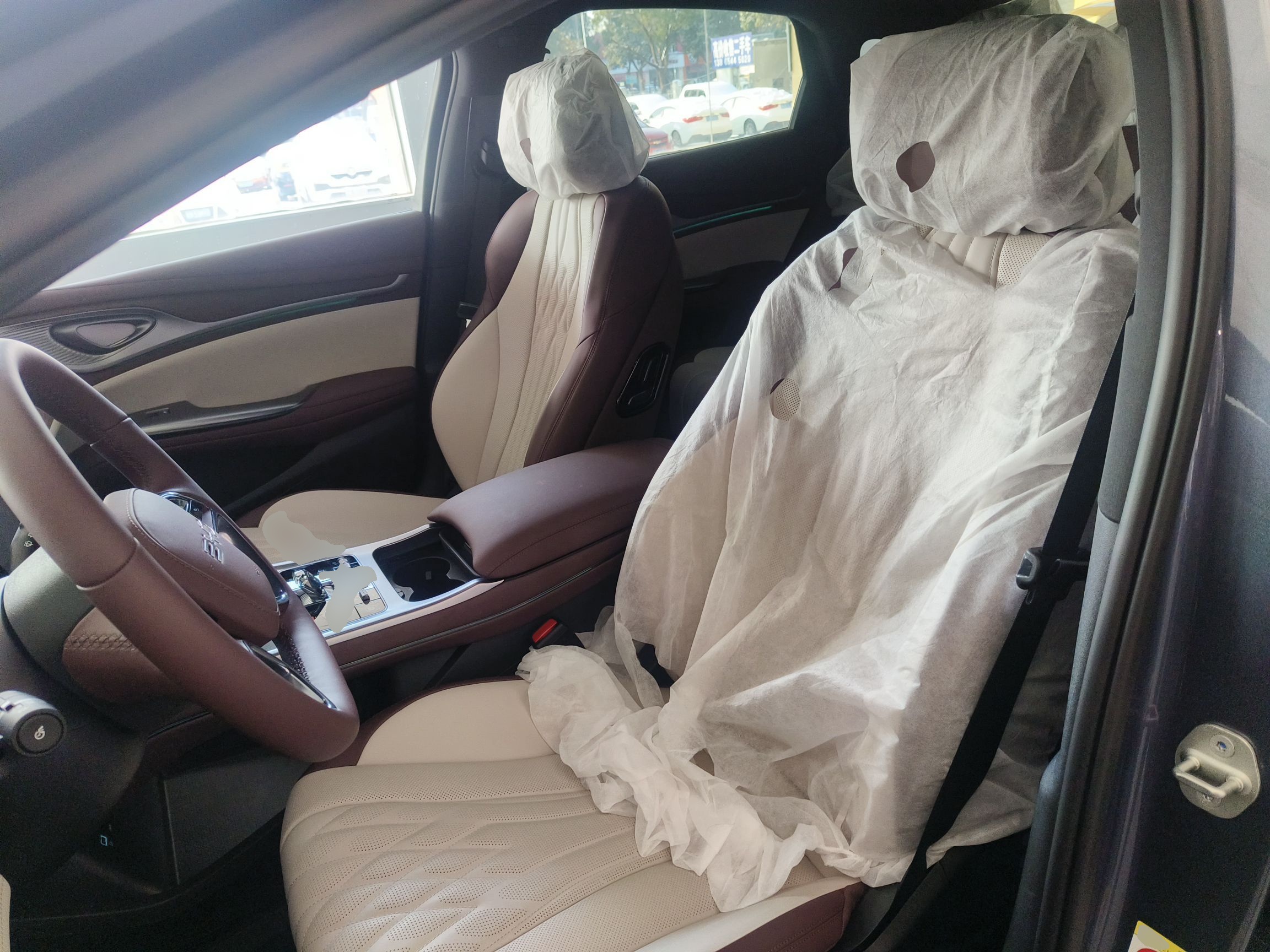 المقاعد الأمامية داخل السيارة