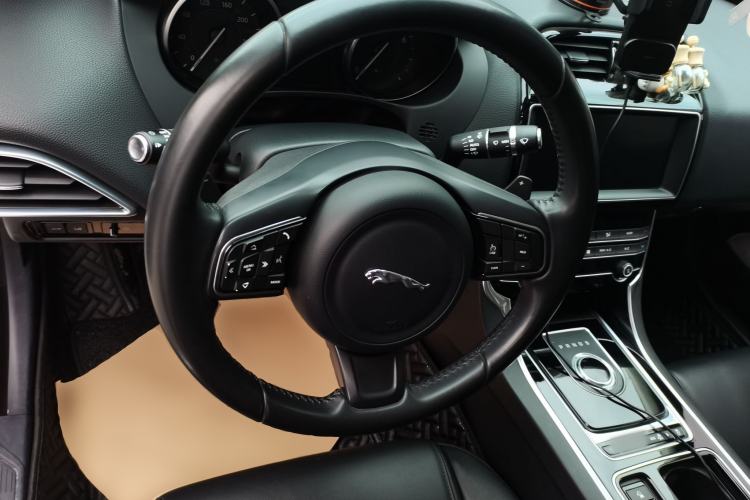 Used Jaguar XEL 2019 2.0T 200 PS Elite Edition Steering Wheel