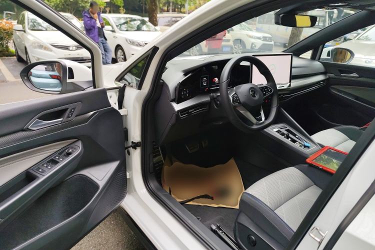 Used Volkswagen Golf 2025 300TSI R-Line
