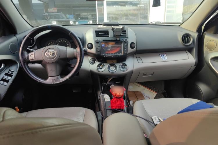 Used Toyota RAV4 2010 2.4L Automatic Deluxe Upgrade Edition Center Console