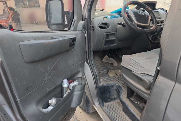 Used SAIC MAXUS Xintu V80 2017 2.5T 5-Speed Manual Aoyuntong National V Short Wheelbase Mid-Roof 5/6/10-Seater
