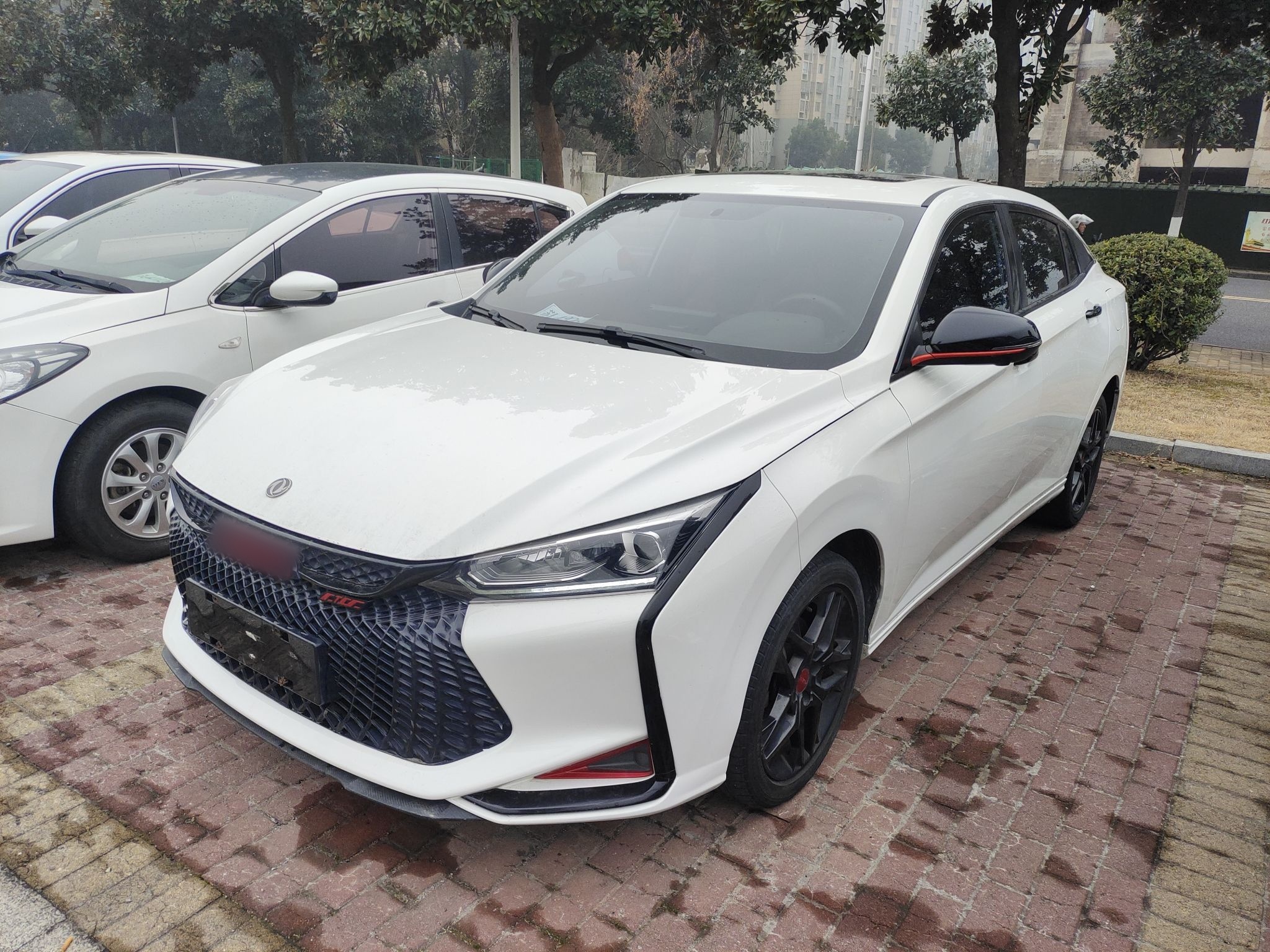 Под передней частью автомобиля