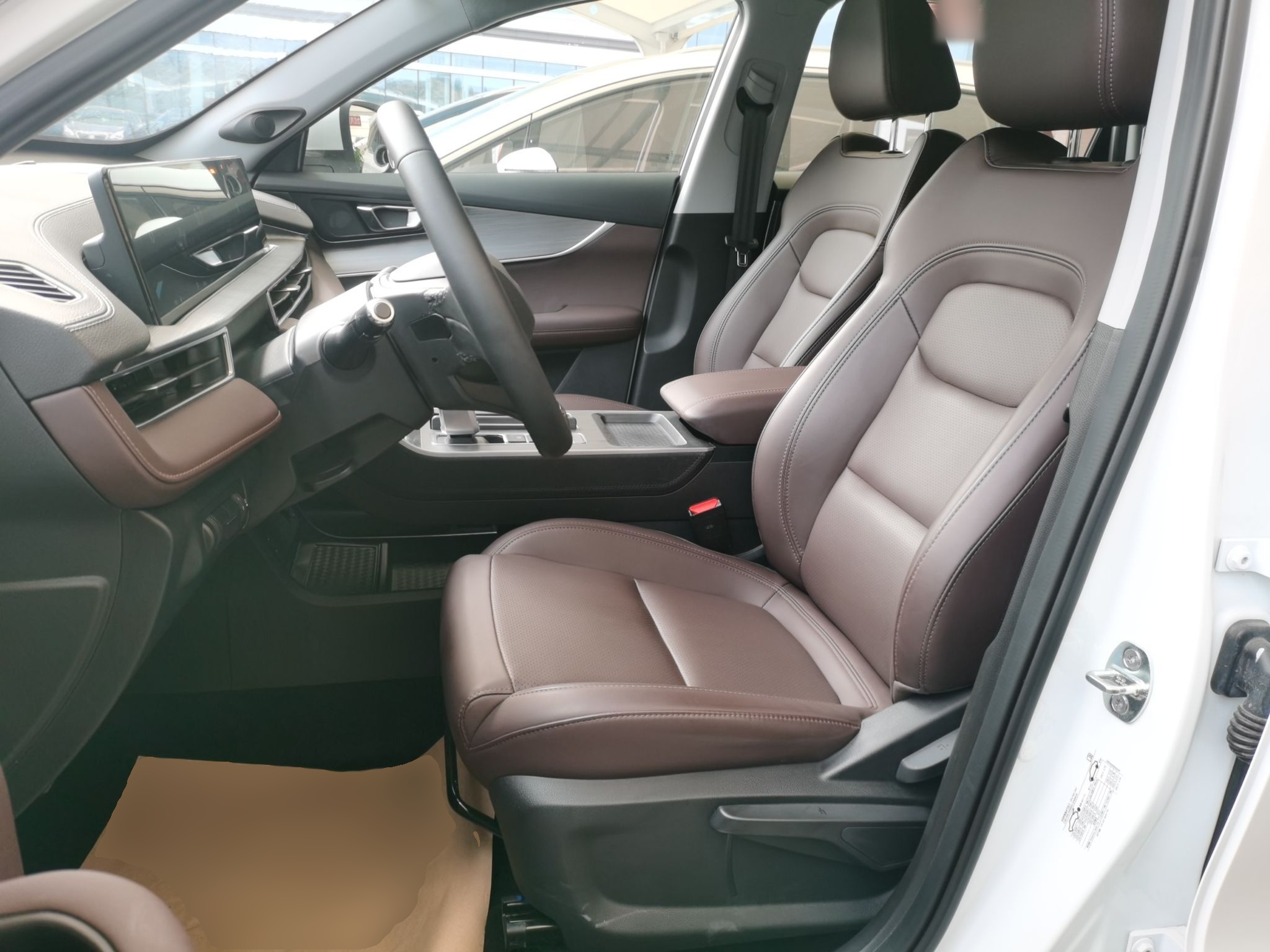 المقاعد الأمامية داخل السيارة