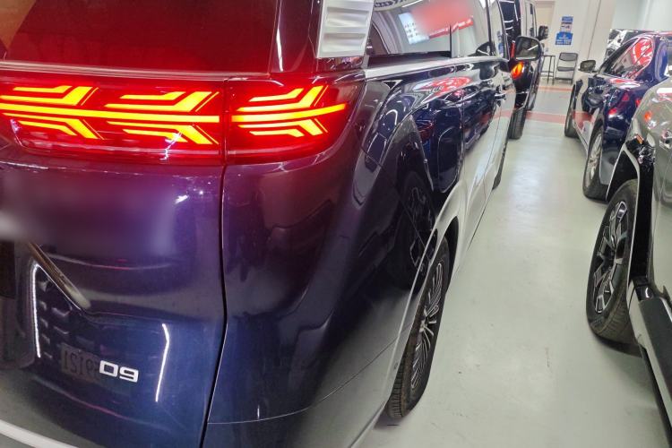 Used Denza D9 2022 EV 600 Four-Wheel Drive Flagship Model
