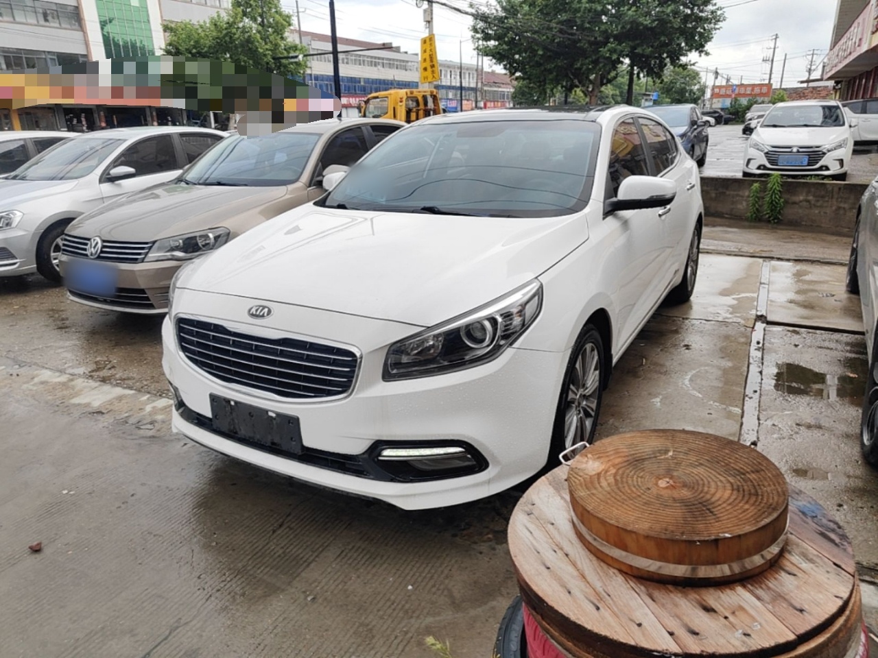 Под передней частью автомобиля