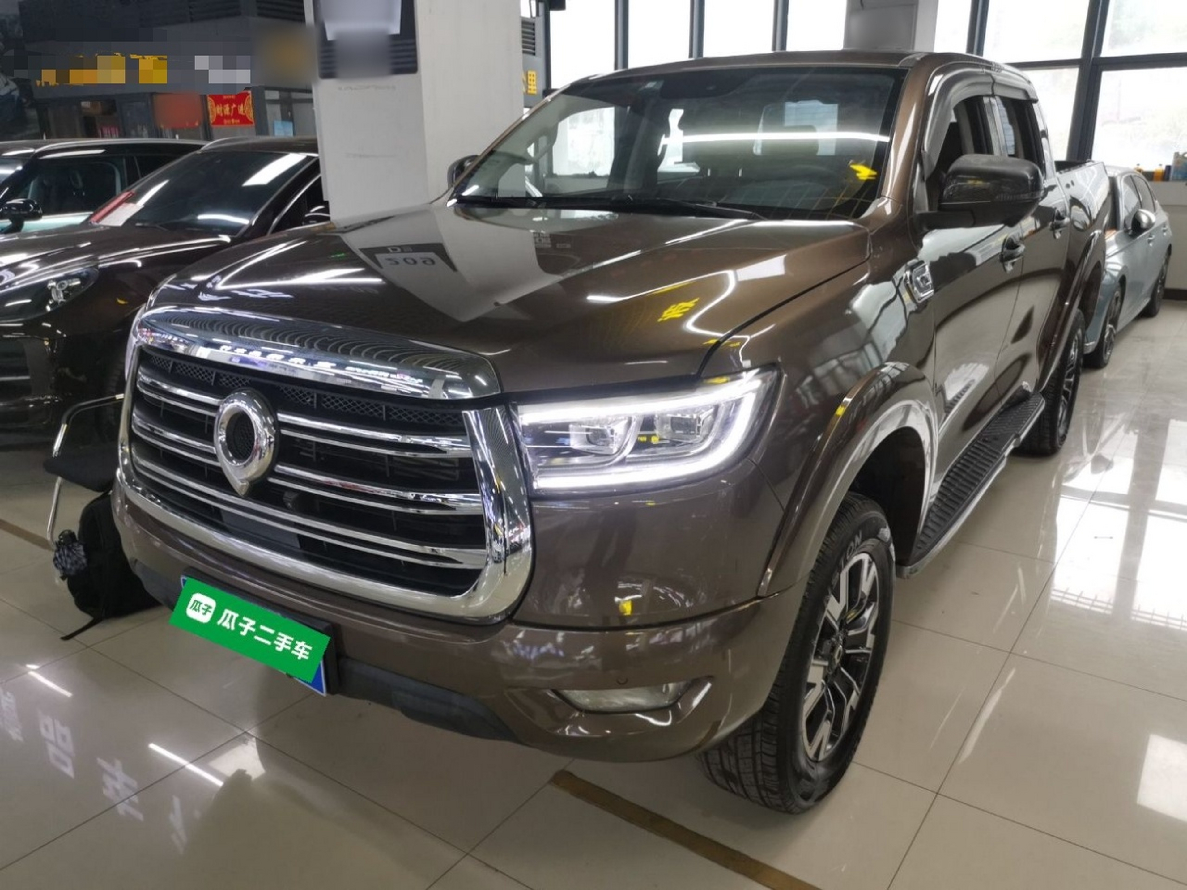 تحت مقدمة السيارة