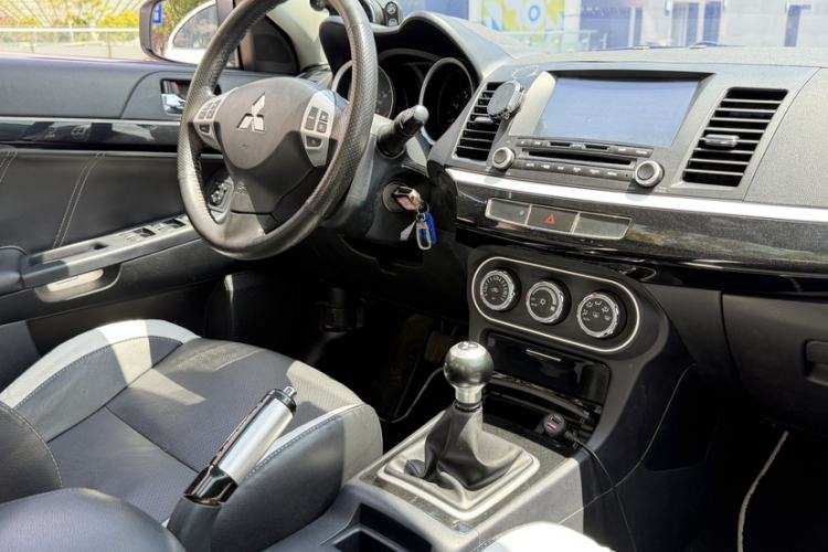 Used Mitsubishi Lancer EX 2016 1.8L Manual Black-and-White Retro Edition Interior 8