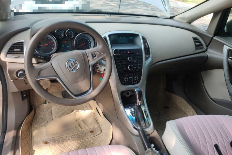 Used Buick GT 2013 GT 1.6L Automatic Fashion Edition Center Console