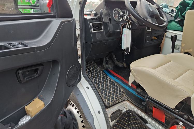 Used Iveco Daily 2020 2.5T A35 Passenger Van Single-Tire Mid-Roof Design 5-9 Seats with Sliding Side Door Meeting China V Emission Standards