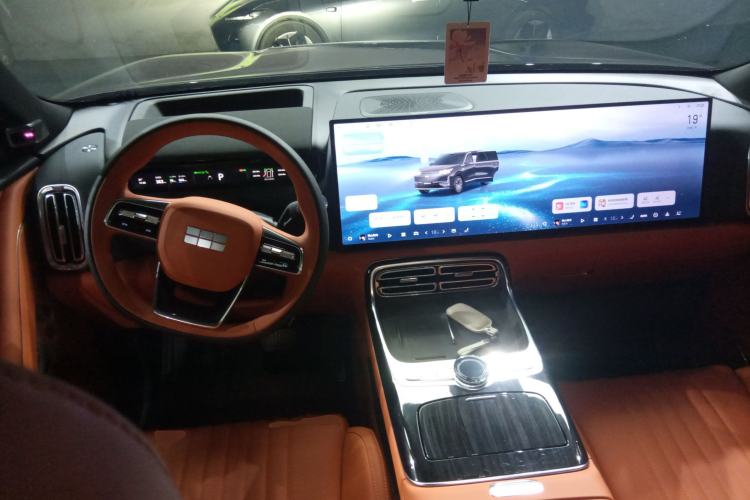 Used Geely Galaxy M9 2025 Model 230km Two-Wheel-Drive Exploration Edition Center Console