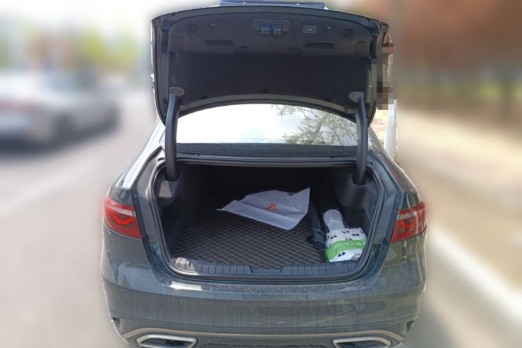 Used Jaguar XFL 2023 XFL 2.0T P250 Two-Wheel-Drive Prestige Luxury Gold Edition Trunk