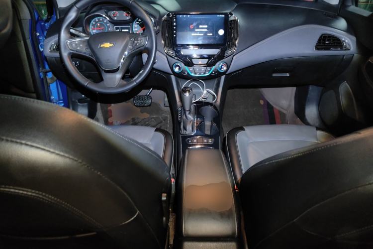 Used Chevrolet Cruze 2017 1.4T Hatchback Dual-Clutch Lingfeng Edition Center Console