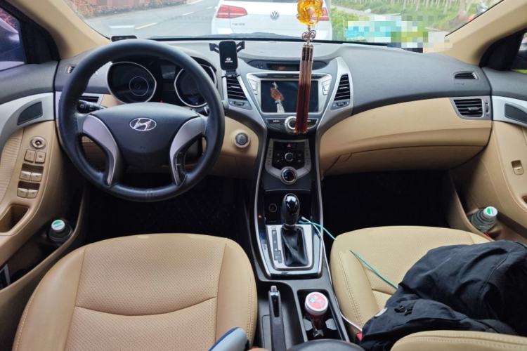 Used Hyundai Elantra (5th Generation / Langdong) 2013 1.6L Automatic Leading Model Center Console