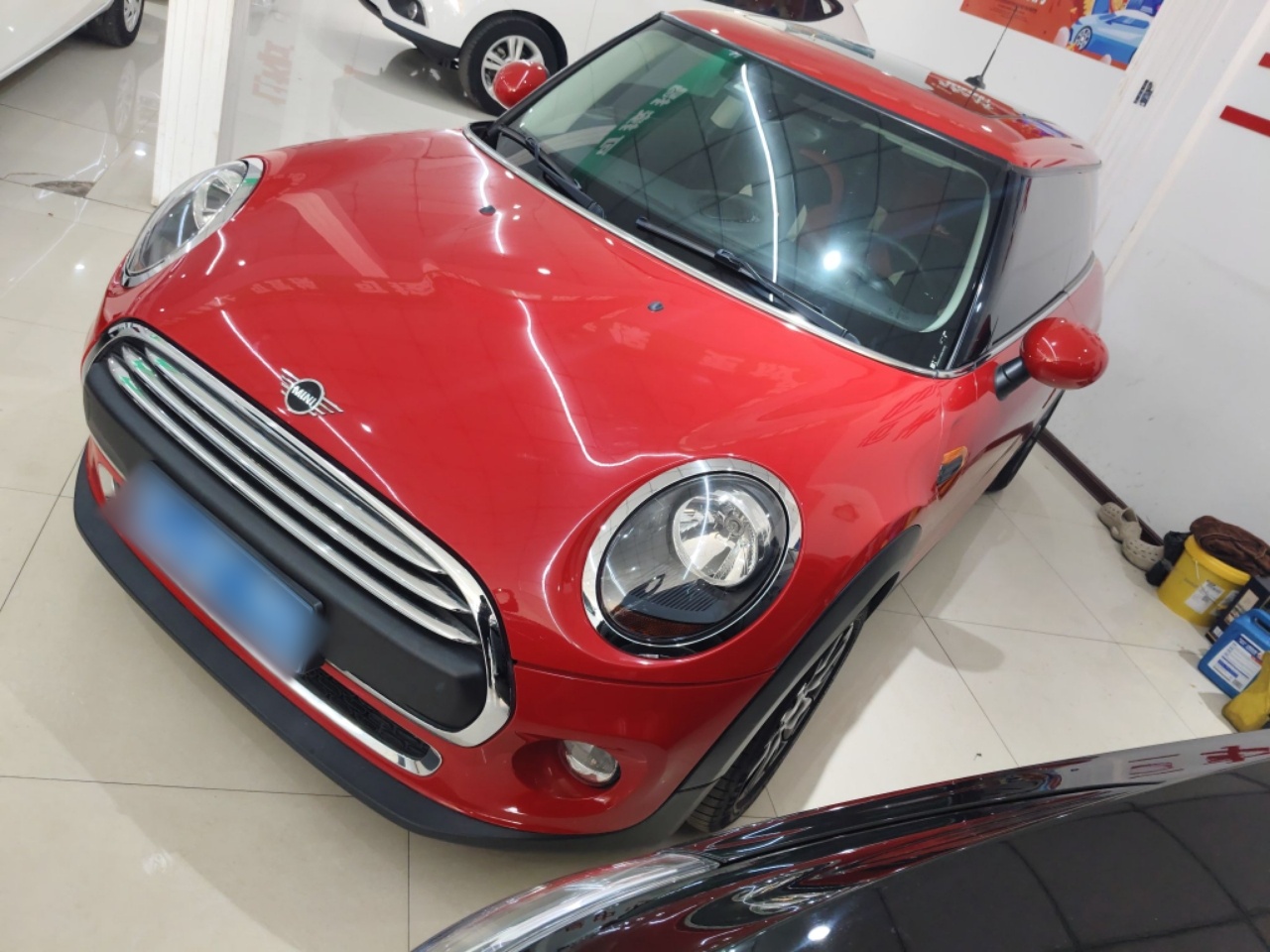 تحت مقدمة السيارة