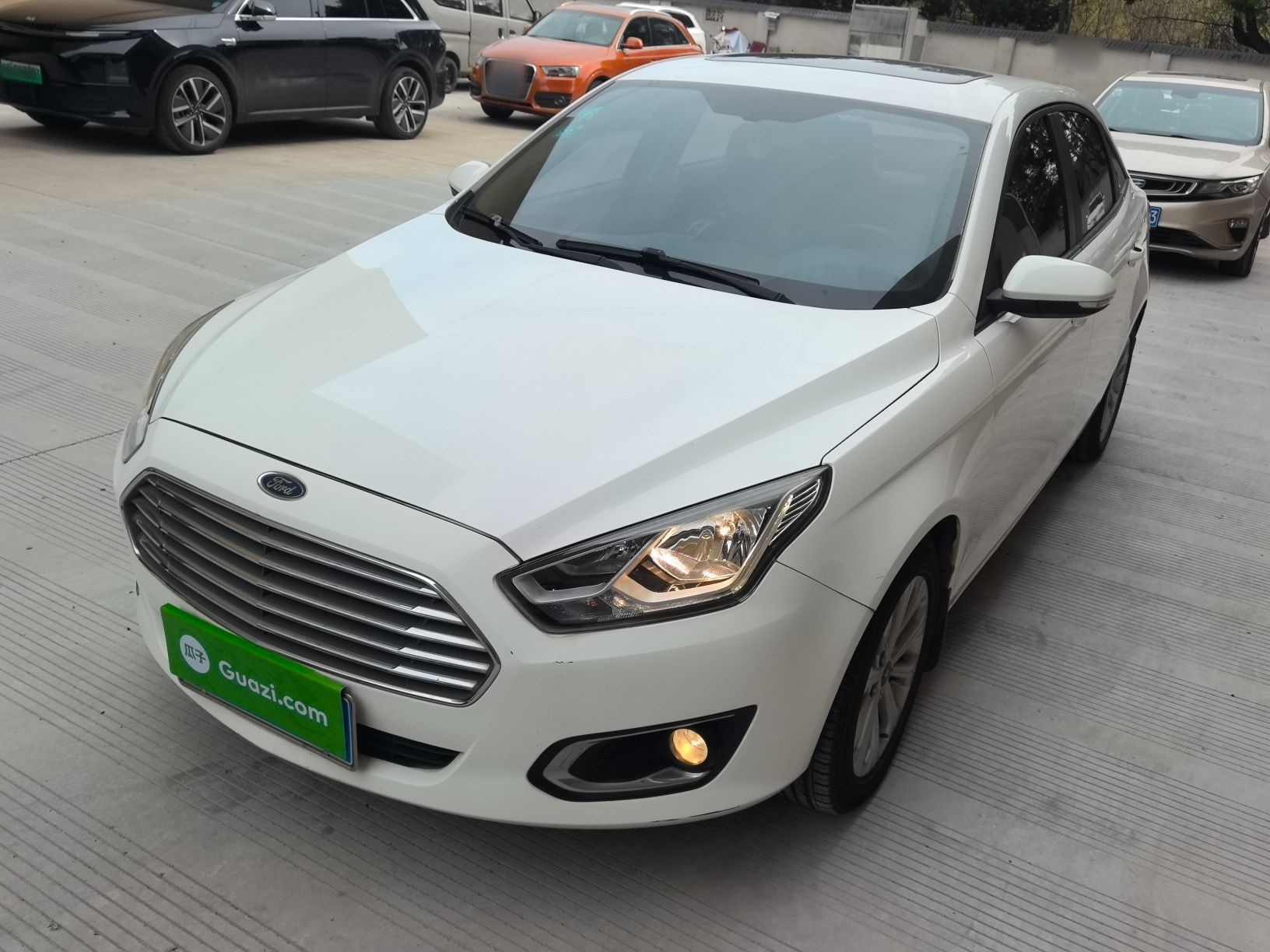 Под передней частью автомобиля