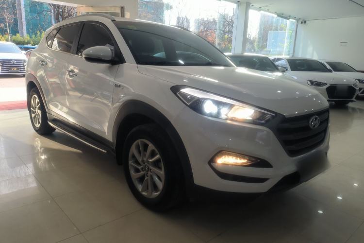 Used Hyundai Tucson 2015 1.6T Dual-Clutch Two-Wheel-Drive Smart Model Front Right 45 Deg
