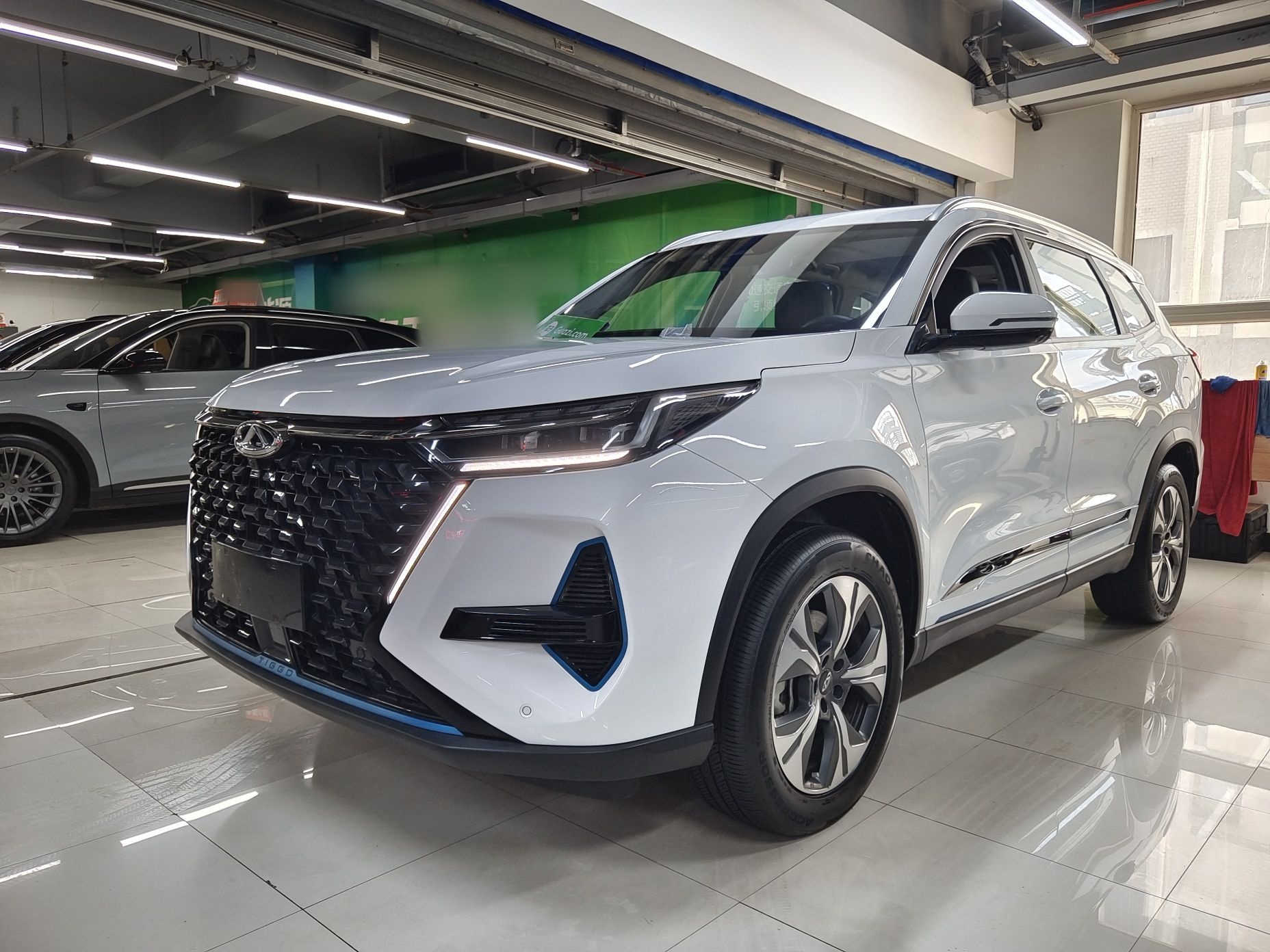 تحت مقدمة السيارة