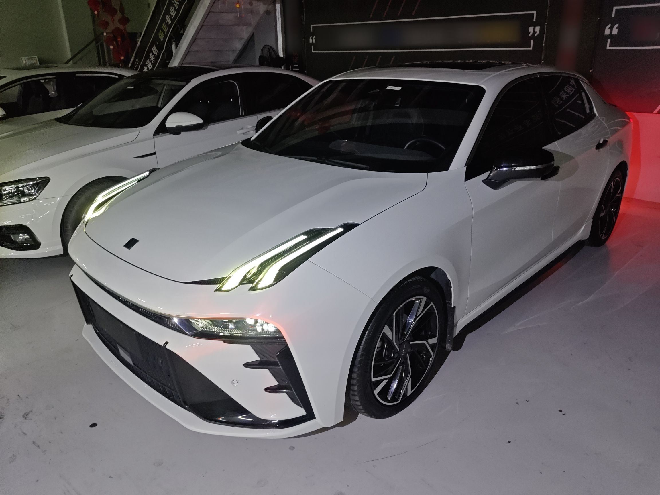 تحت مقدمة السيارة