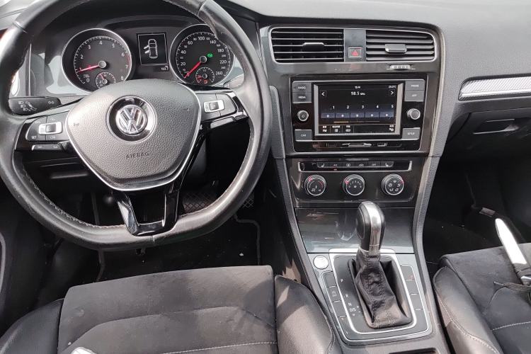 Used Volkswagen Golf 2018 230TSI Automatic Luxury Version Center Console