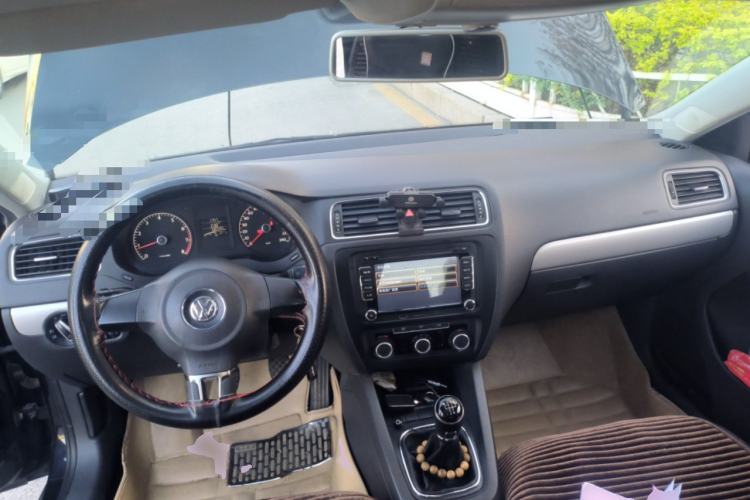 Used Volkswagen Sagitar 2014 Revised Version 1.6L Manual Comfort Edition Center Console