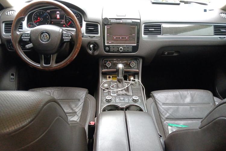 Used Volkswagen Touareg 2011 3.0 TSI Comfort Version Center Console