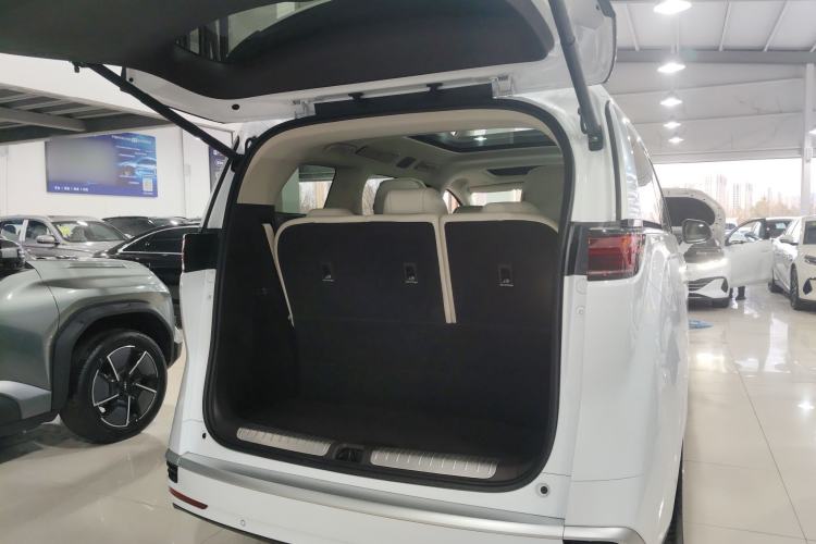 Used Denza D9 2025 DM-i Intelligent Drive 1020 Four-Wheel Drive Prestige Model Trunk