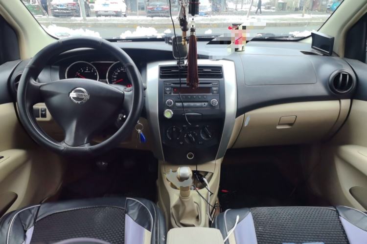 Used Nissan Livina 2015 1.6XE Manual Comfort Edition Center Console