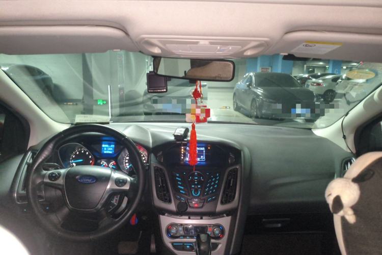 Used Ford Focus 2012 Sedan 1.6L Automatic Fashion Edition Center Console